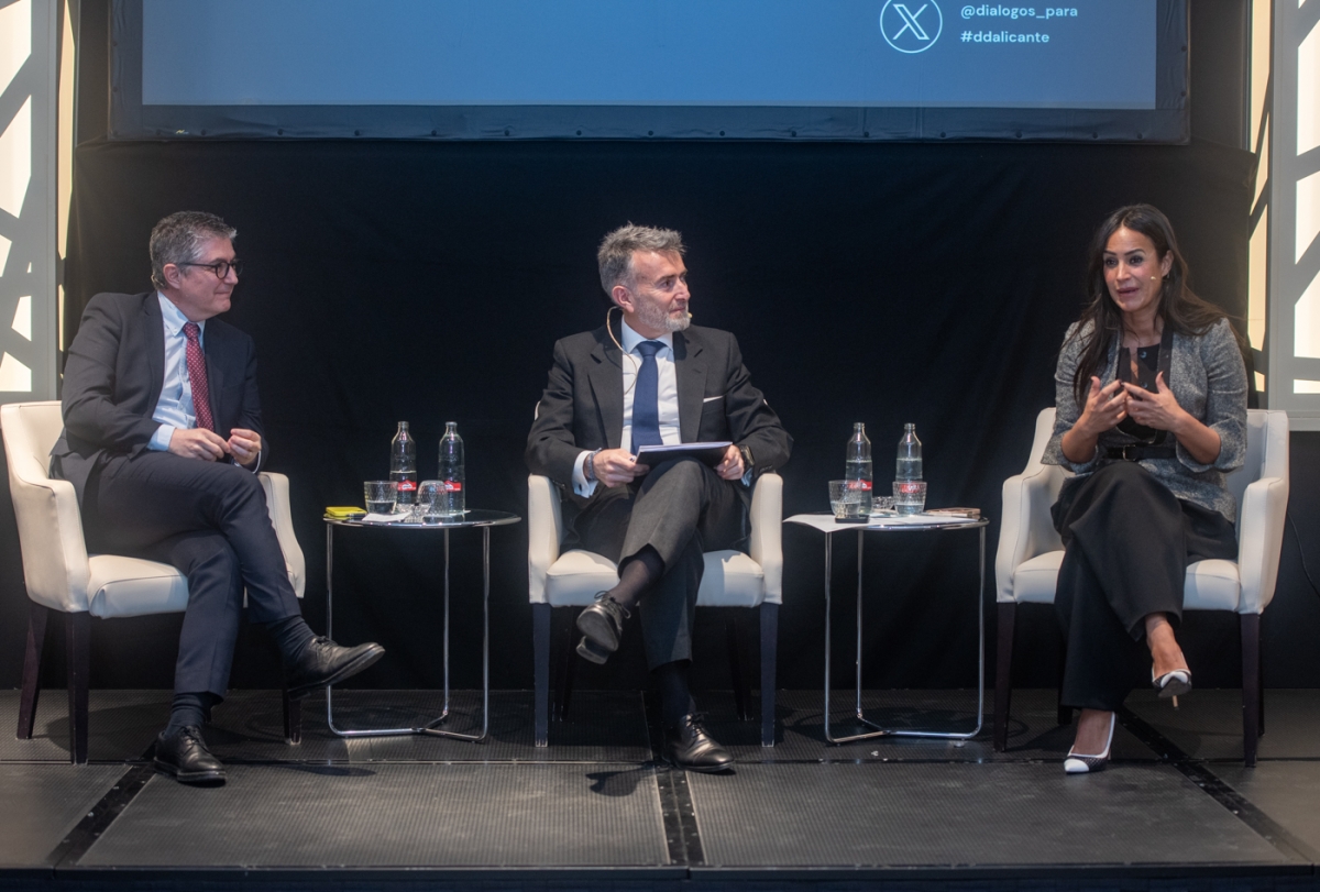 Nuevo escenario económico: Trías de Bes ve oportunidad en el comercio internacional; Villacís, que la UE pierde oportunidades 