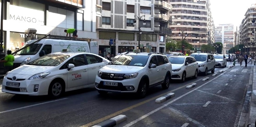 Comienza la manifestación de taxis desde diferentes puntos de València en el paro de 24 h