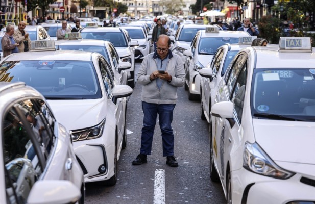 La huelga del taxi colapsa Valencia y bloquea los principales accesos al centro