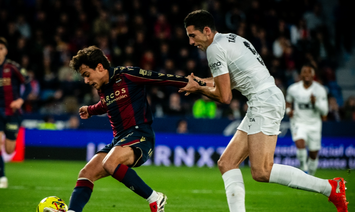 Carlos Álvarez cumplirá 100 partidos con el Levante si juega ante el Alavés