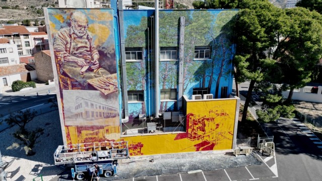 Petrer homenajea la tradición zapatera y marroquinera con un nuevo mural urbano en la plaza Luvi