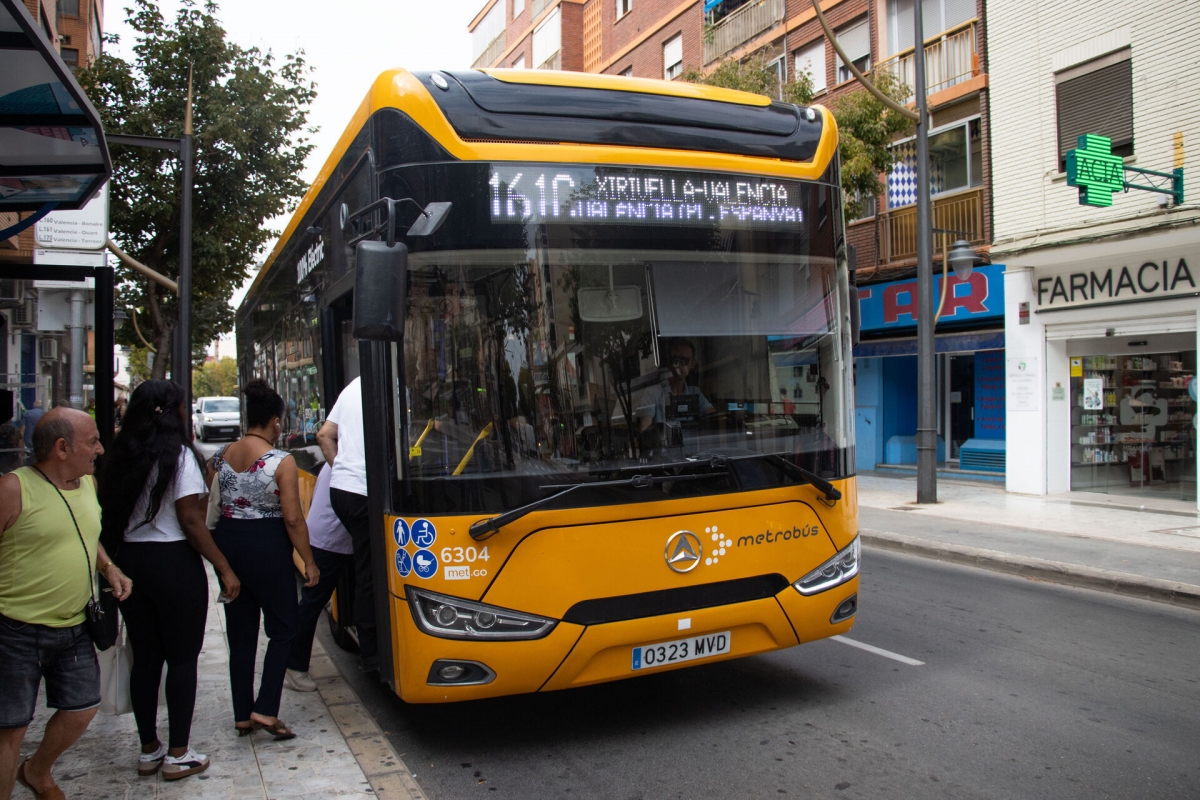 Un autobús de la ATMV hace parada en Xirivella.