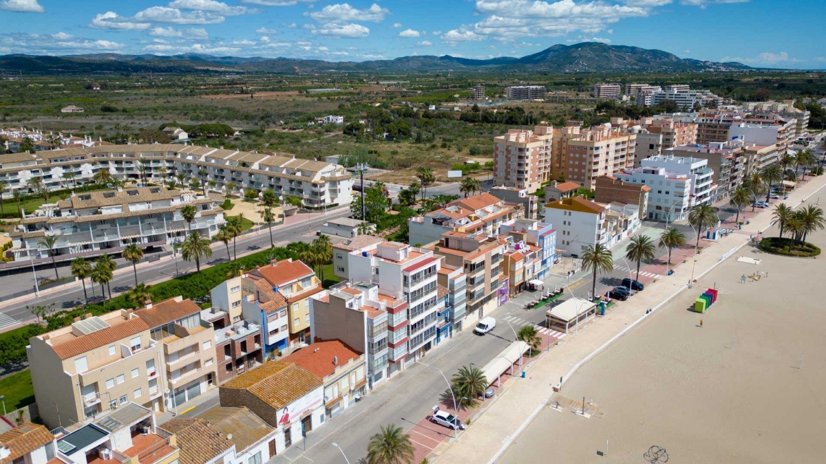 Medio Ambiente destina 2,3 millones a la mejora de la playa de Torreblanca: la dotará de un mirador y equipamiento deportivo