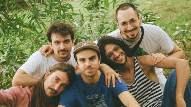 Sonidos tropicales y mediterráneos: Chiva flor debuta como banda oficial en la Bohemia este viernes