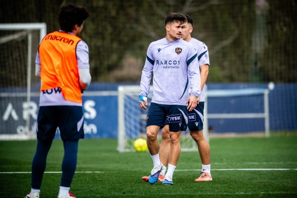 Iván Romero trabaja con el grupo en la vuelta al trabajo del Levante