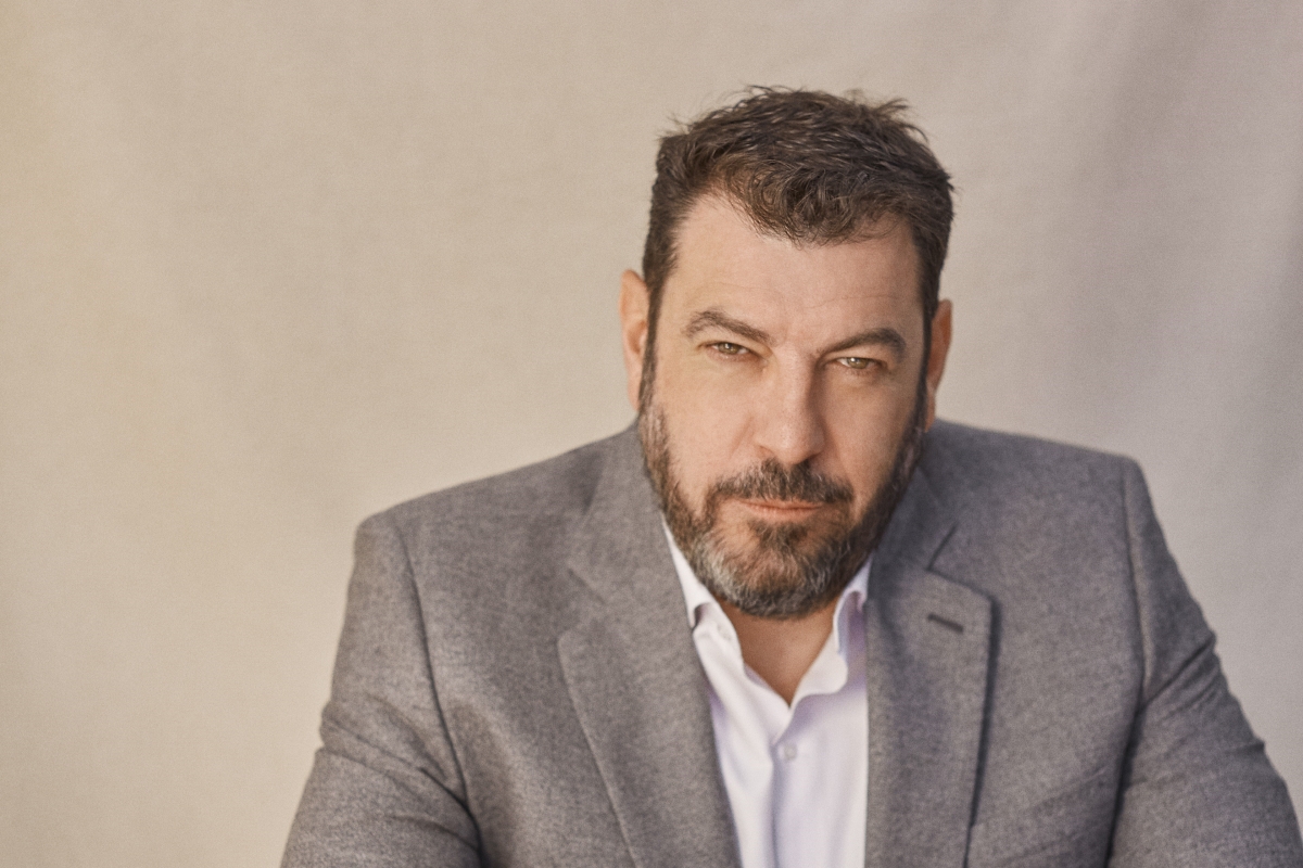 Santiago Díaz: “La novela negra entretiene pero también abre los ojos al lector de lo que sucede en la calle”