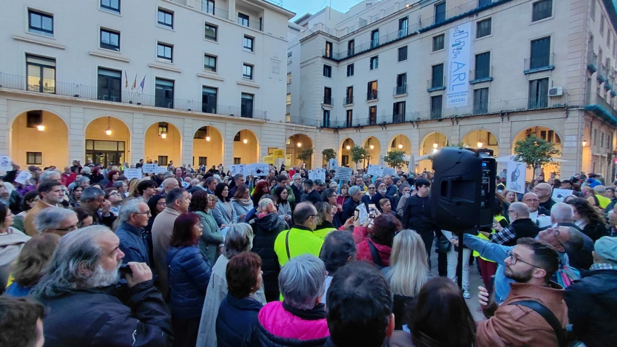 La indignación por las VPP de Les Naus sale a la calle en Alicante
