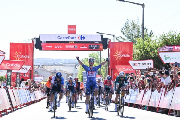 El esprinter Kaden Groves sigue con su idilio con La Vuelta y Van Aert es nuevo líder