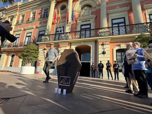 El Pleno de Murcia aprueba el cambio de uso del Cine Rex entre gritos de 