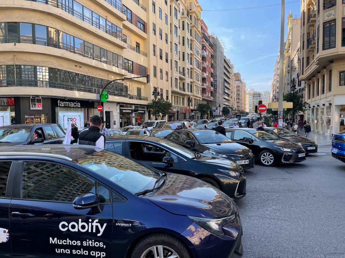 Las VTC responden a la huelga de taxis con una marcha lenta que vuelve a colapsar el centro de València