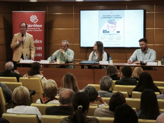 Expertos denuncian el estigma social que sufren las personas con trastornos mentales en la mesa redonda de Cáritas