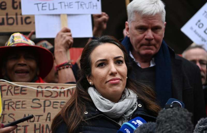 Stella Asange interviene en una manifestación para la liberación de su marido, Julian Assange (Foto: EFE) - 