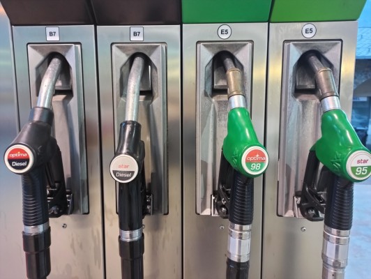 Los carburantes enlazan seis semanas de alzas y se encarecen ya hasta un 2,6%