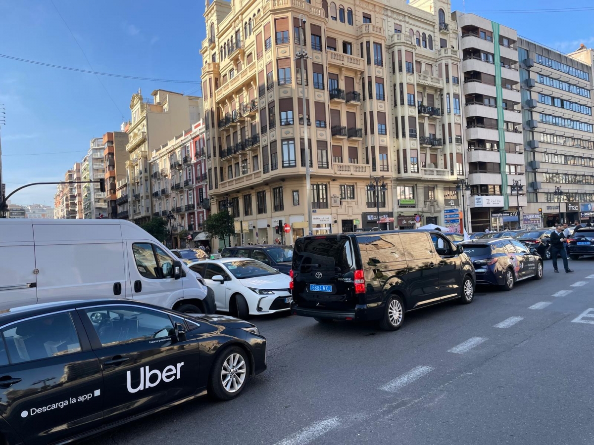 Varios VTC en la marcha lenta, convocada en València.