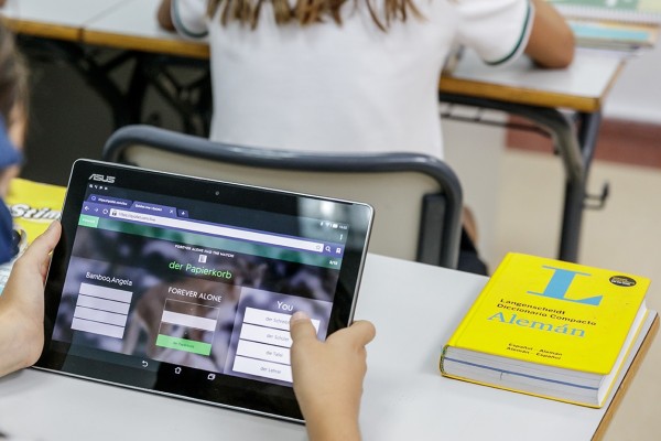 Familias de Alicante se conjuran contra el exceso de tecnología para sus hijos
