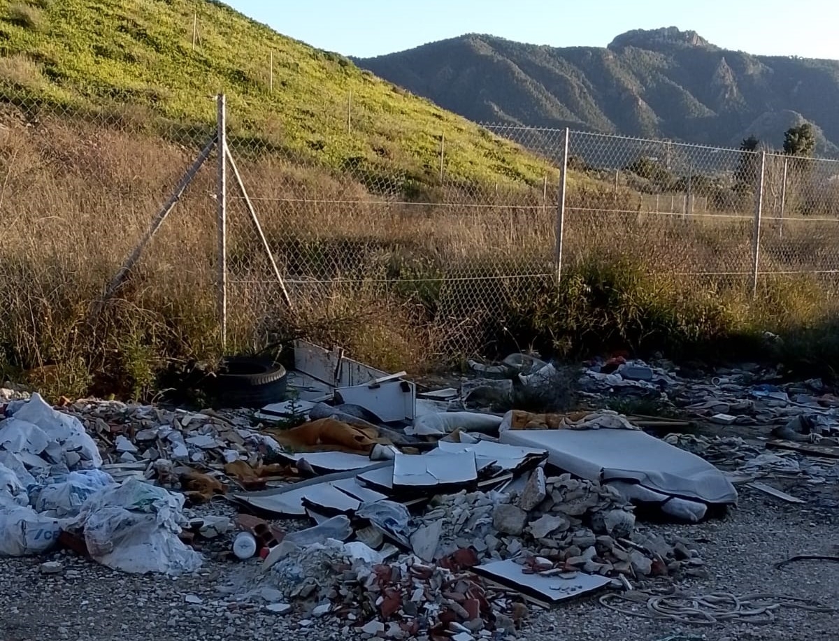 Vertedero ilegal en la huerta