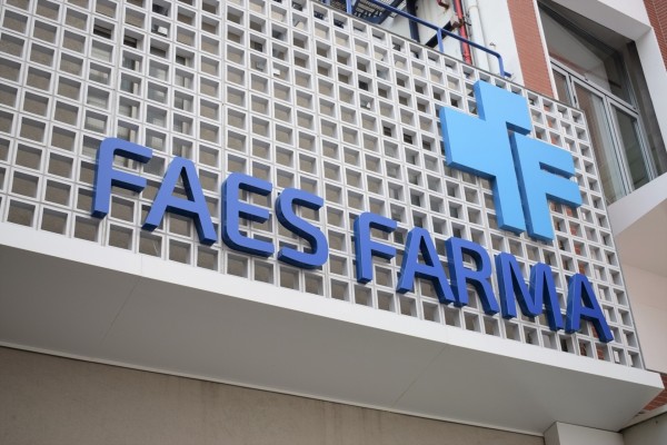 Faes Farma cae casi un 3% en Bolsa tras reducir su beneficio un 28,3% en 2025, hasta 80 millones de euros
