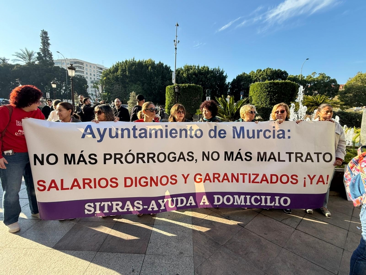 Las reivindicaciones sociales toman el pleno de Murcia: de la exigencia de baños dignos a la crisis de la Ayuda a Domicilio