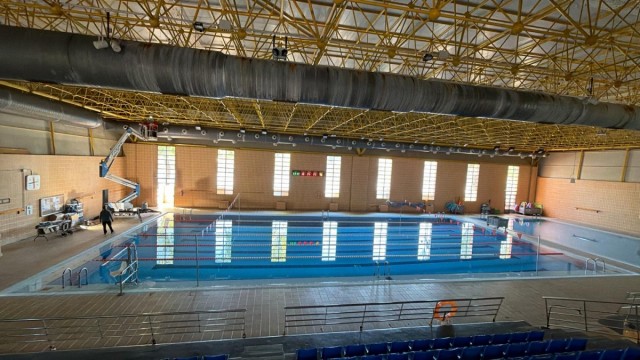 Cierran la piscina municipal Mar Menor de Murcia tras detectarse un daño importante en su cubierta