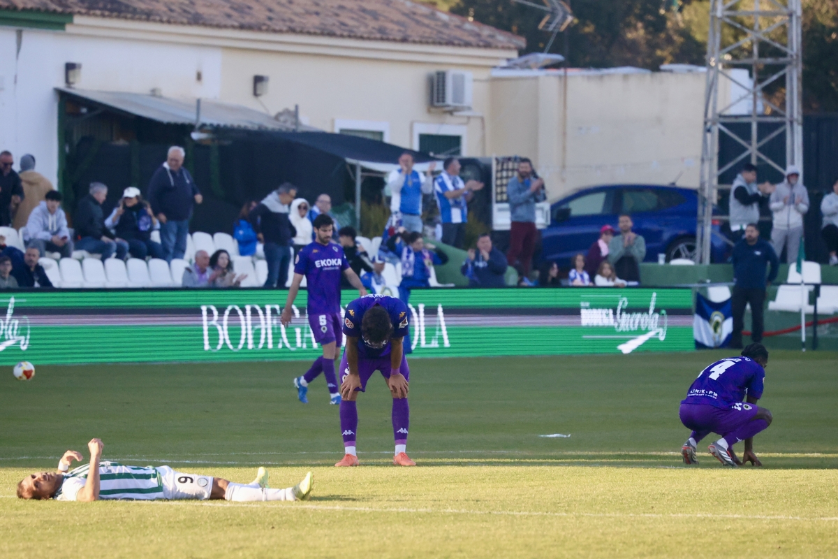 Algunos jugadores del Hércules CF tras el empate en Torremolinos