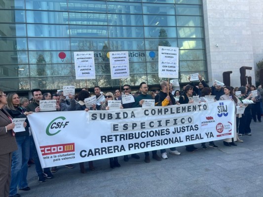 Sindicatos se concentran para exigir más medios y personal para aplicar el nuevo modelo de Justicia: 
