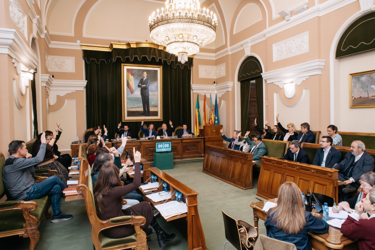 El bipartito se divide para avalar el Plan de Igualdad y aprueba prohibir el burka en edificios municipales