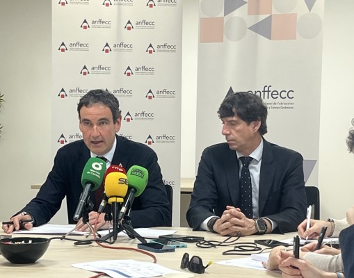 Los esmaltes crecen en 2025 apoyados por el regreso de Argelia, pero advierten de posibles deslocalizaciones por el alza de costes