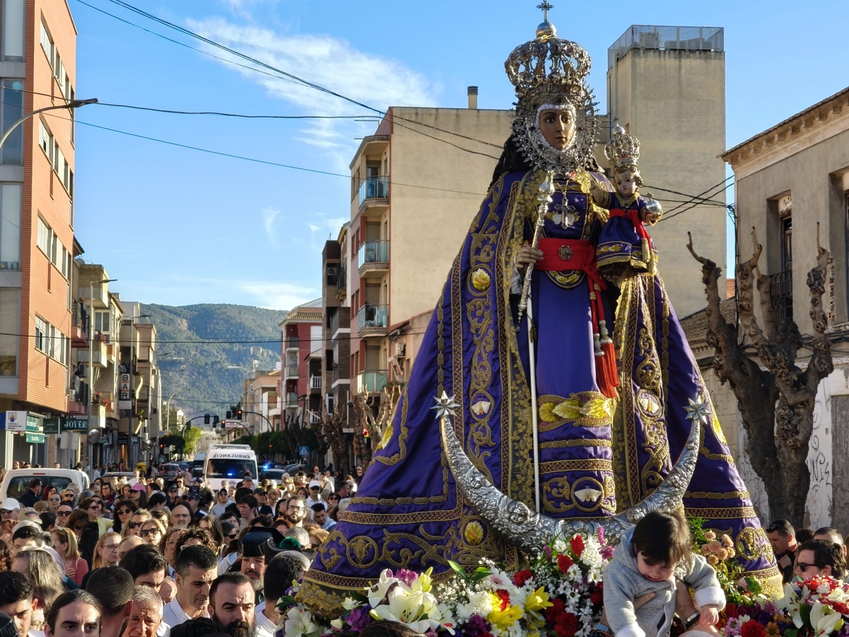 Flores, fieles y mucha devoción acompañan a la Virgen de la Fuensanta en su romería por las calles de Murcia