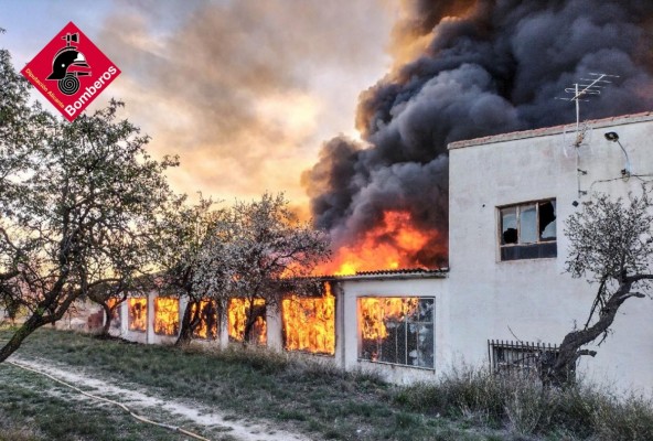 Extinguido tres días después el incendio en una nave industrial de Biar