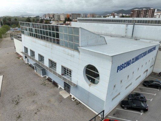 Oliva adjudica les obres de reforma i ampliació dels vestuaris de la piscina climatitzada municipal