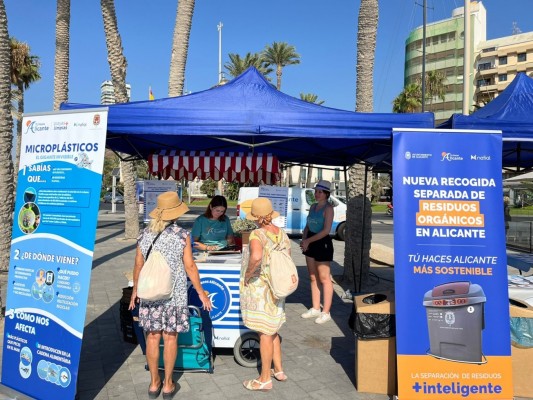 Más de 1.200 personas participan en la campaña de 'Tú haces Alicante' para mantener limpias las playas