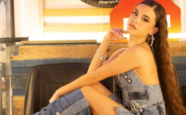 Nadia Villaplana besa el pop de los 2000 con 'Muac!'