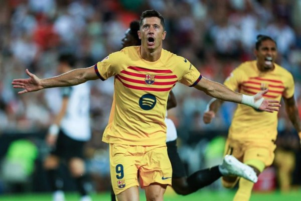 Lewandowski bendice el estreno de Flick en Mestalla

