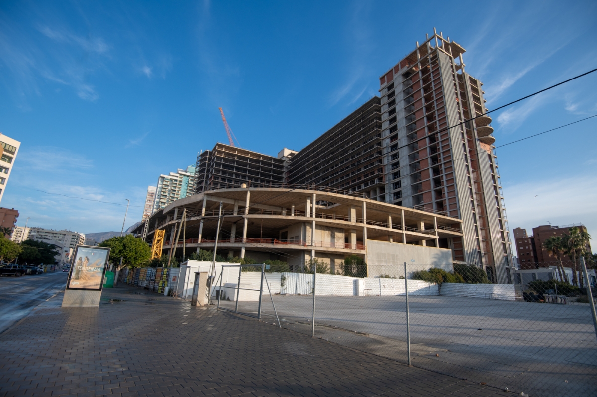 Las grúas desparecen del hotel Atrium Beach de la Vila Joiosa 20 años después