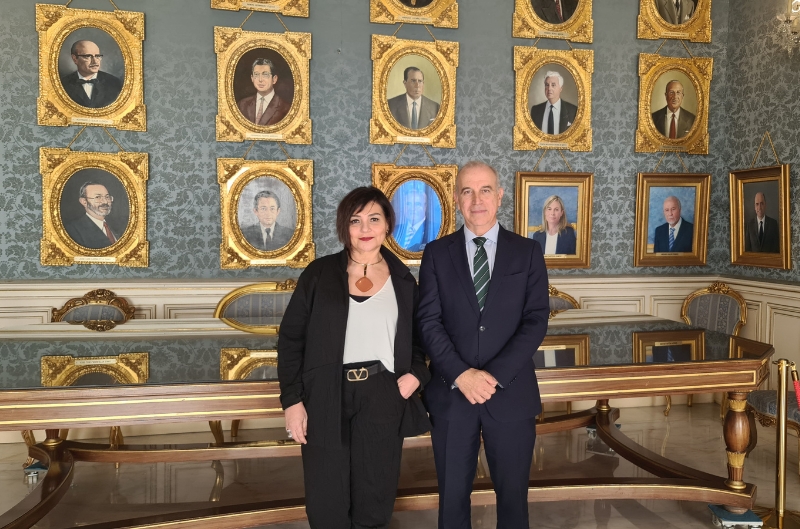 El presidente del COMA, Dr. Schwarz, y la vicepresidenta 2ª, Dra. Segura, en el Ayuntamiento de Alicante - El presidente del COMA, Dr. Schwarz, y la vicepresidenta 2ª, Dra. Segura, en el Ayuntamiento de Alicante