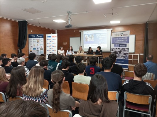 Atalayas Ciudad Empresarial acerca el talento femenino empresarial a los estudiantes