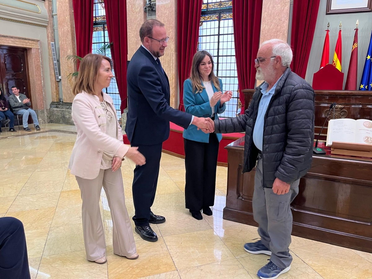 Un centenar de empleados públicos toman posesión como funcionarios de carrera.