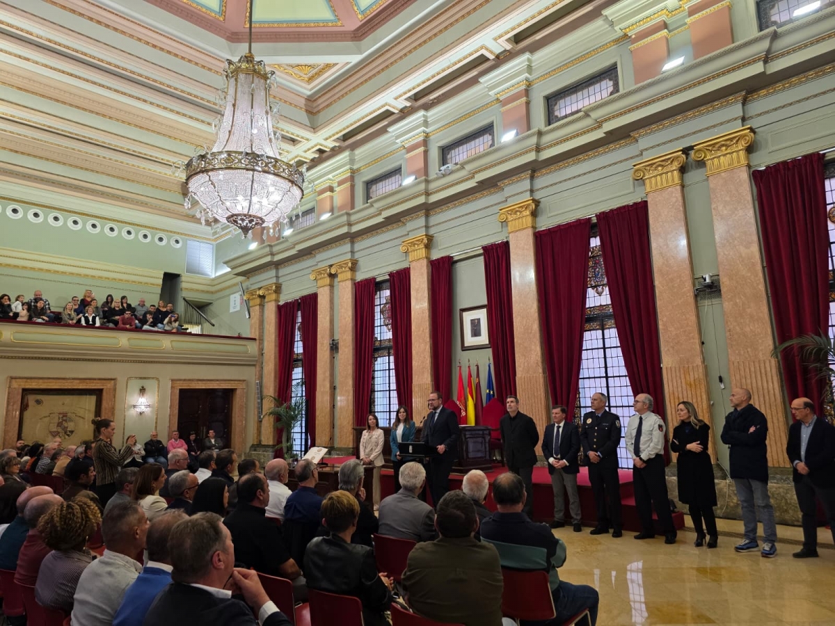 Un centenar de empleados públicos toman posesión como funcionarios de carrera.