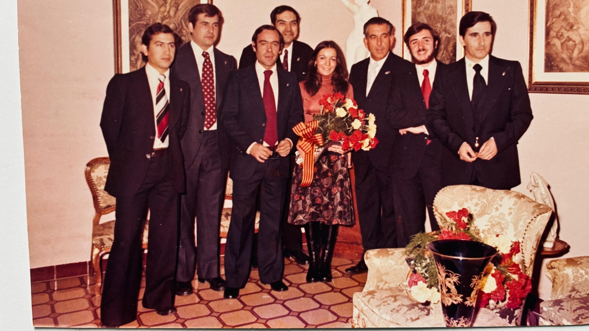 Un grup de cavallers amb la Na Violant de 1975, Asunción Adsuara - Arxiu històric GCC Un grup de cavallers amb la Na Violant de 1975, Asunción Adsuara