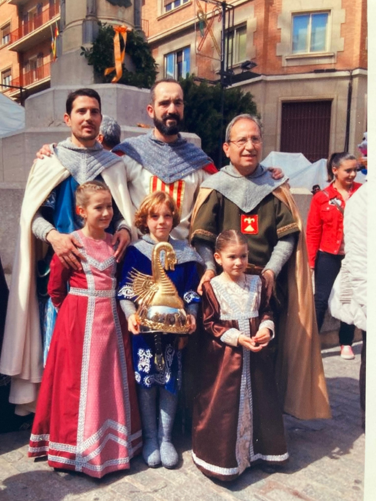 Jaume C. Vicent, Rei en Jaume de 2014, amb dues nissagues cavalleresques (la pròpia i la dels Lleó) - Arxiu històric GCC Jaume C. Vicent, Rei en Jaume de 2014, amb dues nissagues cavalleresques (la pròpia i la dels Lleó)