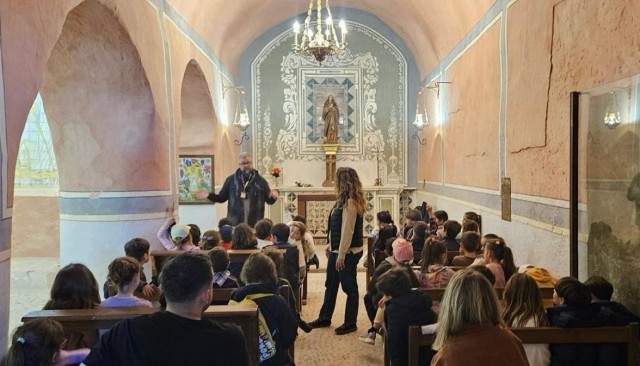 Unos 4.000 niños conocen el patrimonio festivo de Castelló con teatro y visitas a la ermita de la Magdalena
