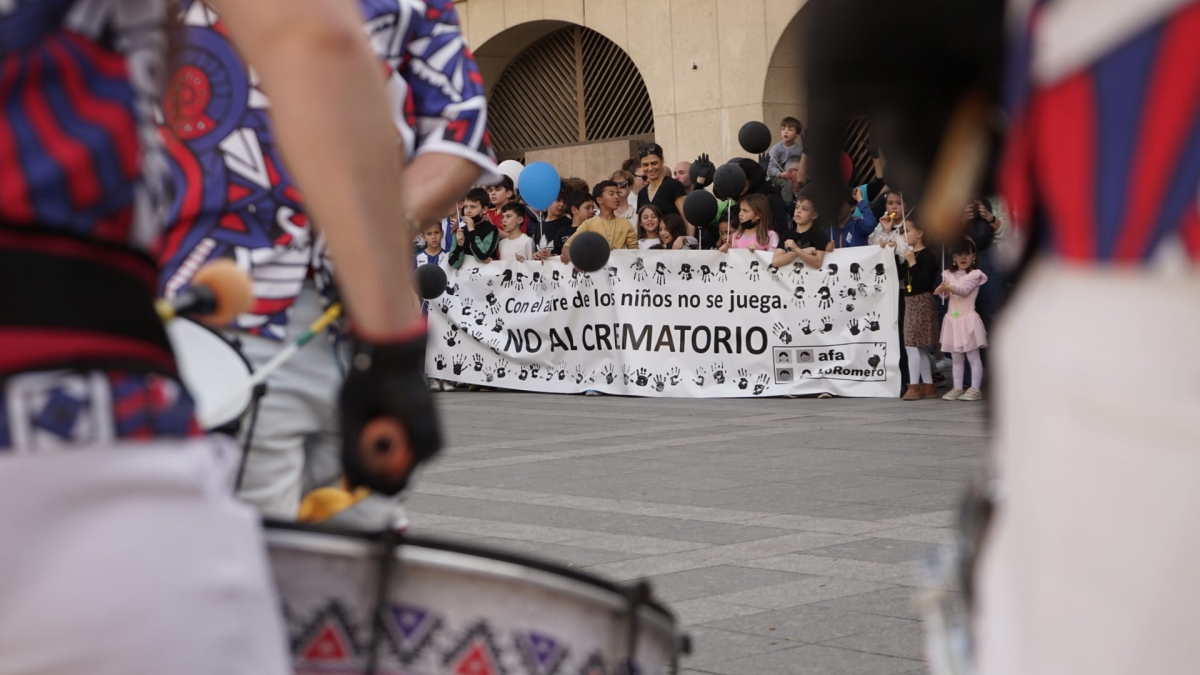 Centenares de personas se manifiestan contra el futuro crematorio de Sant Joan 