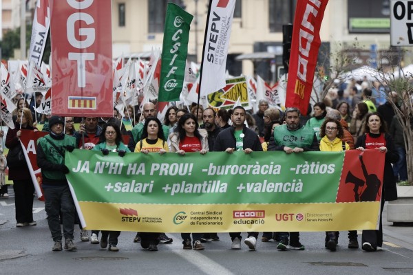 Los docentes se manifiestan en la Comunitat para reclamar mejoras en las condiciones laborales 