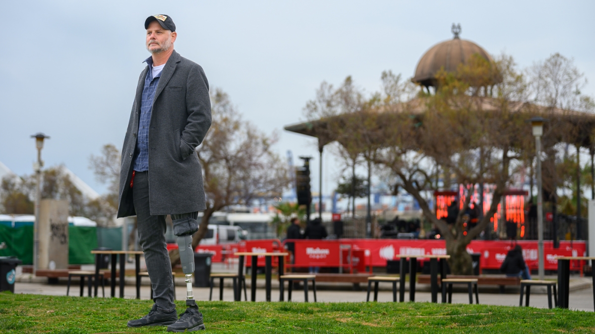 Quique, el promotor musical que perdió una pierna y se inventó un oficio