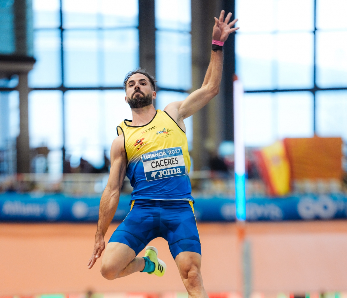 El colivenco Eusebio Cáceres vuela en València