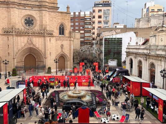Cientos de aficionados disfrutan en Castelló de la Fan Zone de la Selección Española femenina