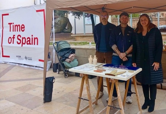 Castelló y Ascer acercan la tradición cerámica a las familias con talleres en la plaza de las Aulas 