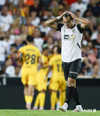 El Valencia se derrite ante un Barça menor y lleno de niños