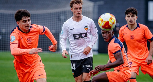 El Valencia Mestalla pierde ante el Barça Atlètic tras quedarse con diez 
