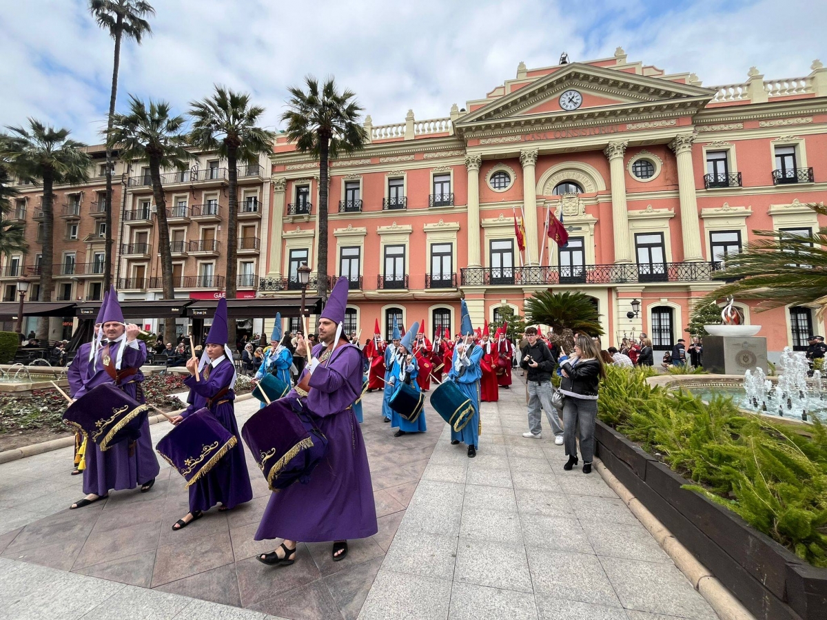 Burlas, heraldos y tambores de la Vía Passionis anuncian la llegada de la Semana Santa en Murcia
